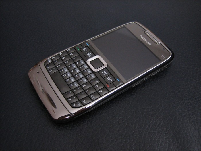 Nokia E71 Là bản nâng cấp của E61 dành cho doanh nhân với các chức năng văn phòng cơ bản như xem tài liệu, e-mail, Nokia E71 có những sự thay đổi về mặt giao diện nhằm tăng tính thẩm mỹ. Khi so sánh với người anh em của mình, E71 có kích cỡ nhỏ gọn hơn, rất vừa tay (114 x 57 x 10 mm). Đi kèm với diện tích đó là trọng lượng nhẹ và độ mỏng chỉ chừng 1cm càng khiến model trở nên quyến rũ. Lớp vỏ ngoài của điện thoại làm bằng thép không gỉ sáng bóng, cầm trên tay cho cảm giác mát lạnh, chắc chắn.